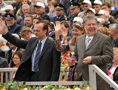 Ministerprsident Kurt Beck mit Weinprinzessin und Landrat Dr. Fritz  Brechtel (l.) , beim Rheinland-Pfalztag 2006 in Speyer