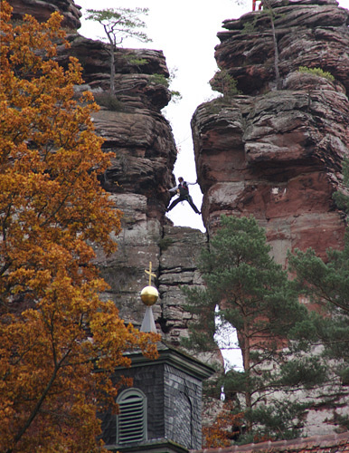 Blick ber den Kirchturm hinaus, Kletterer, Soldatenfriedhof Dahn 